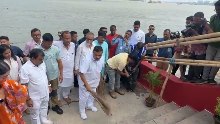 স্বচ্ছতার অঙ্গীকারে গঙ্গার ঘাটে মুখ্যমন্ত্রী, শুরু হল রাজ্যজুড়ে বিশেষ অভিযান